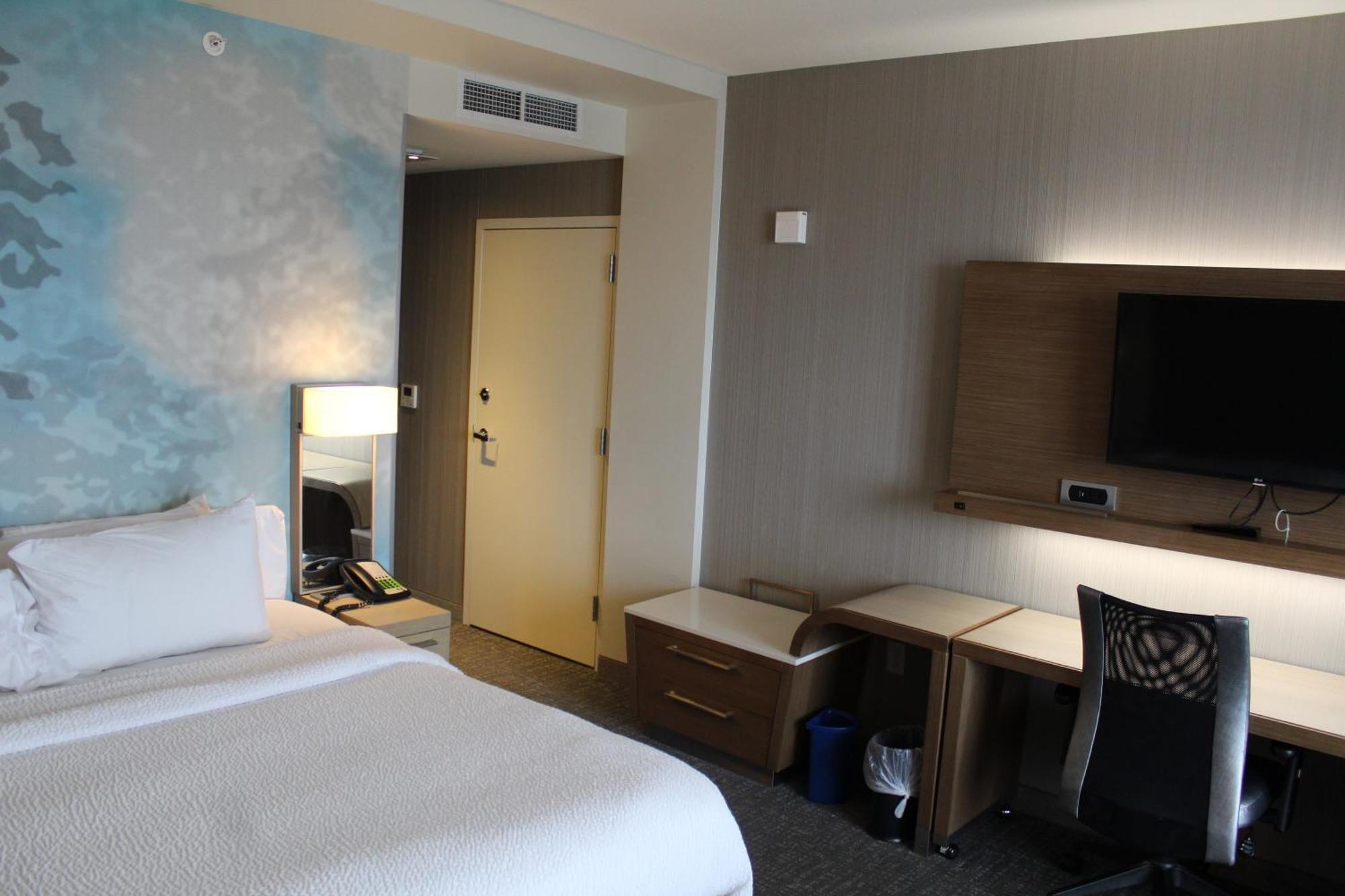 Courtyard By Marriott At Horizon Convention Center Hotel Muncie