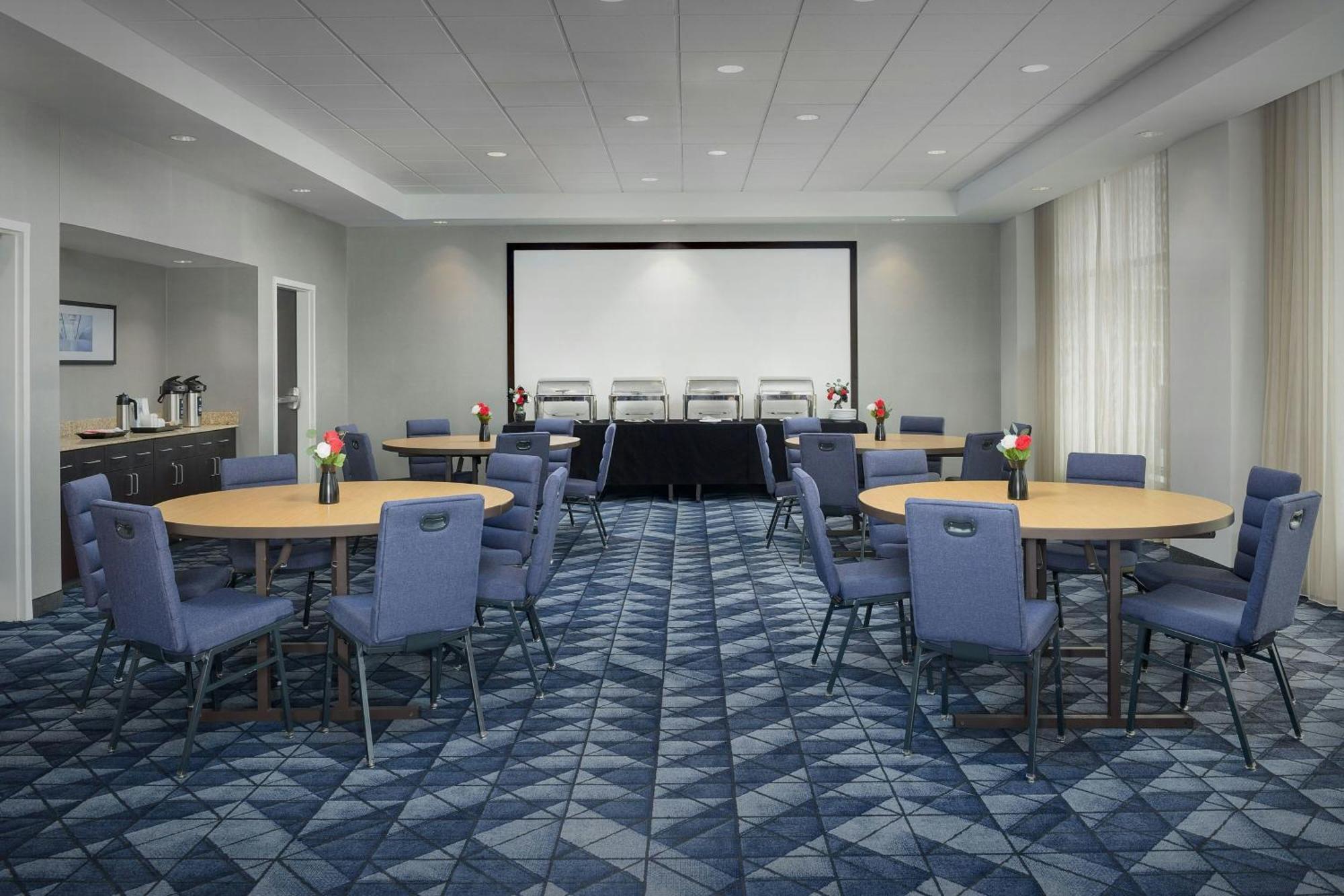 Courtyard By Marriott At Horizon Convention Center Hotel Muncie