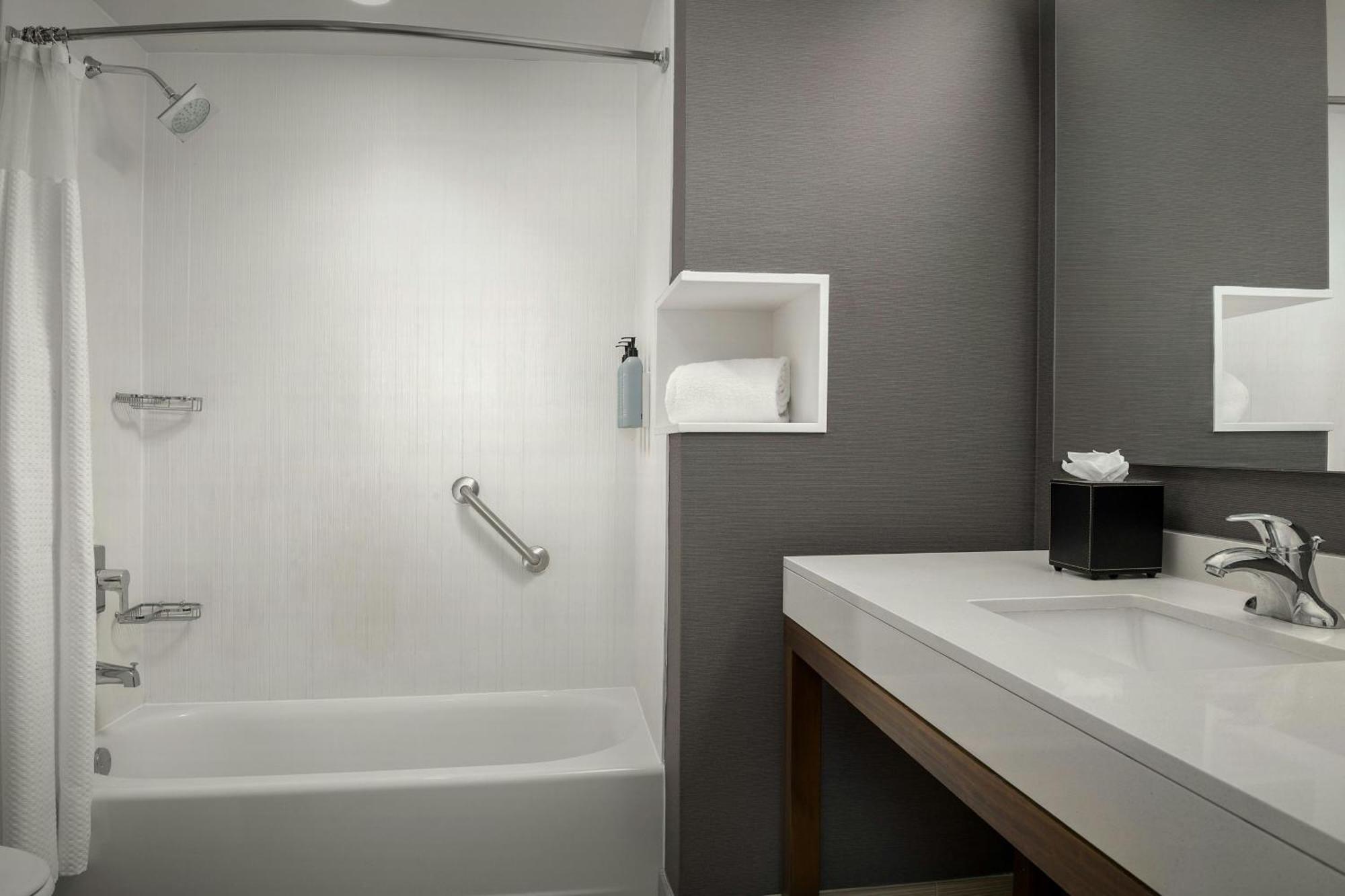 Courtyard By Marriott At Horizon Convention Center Hotel Muncie