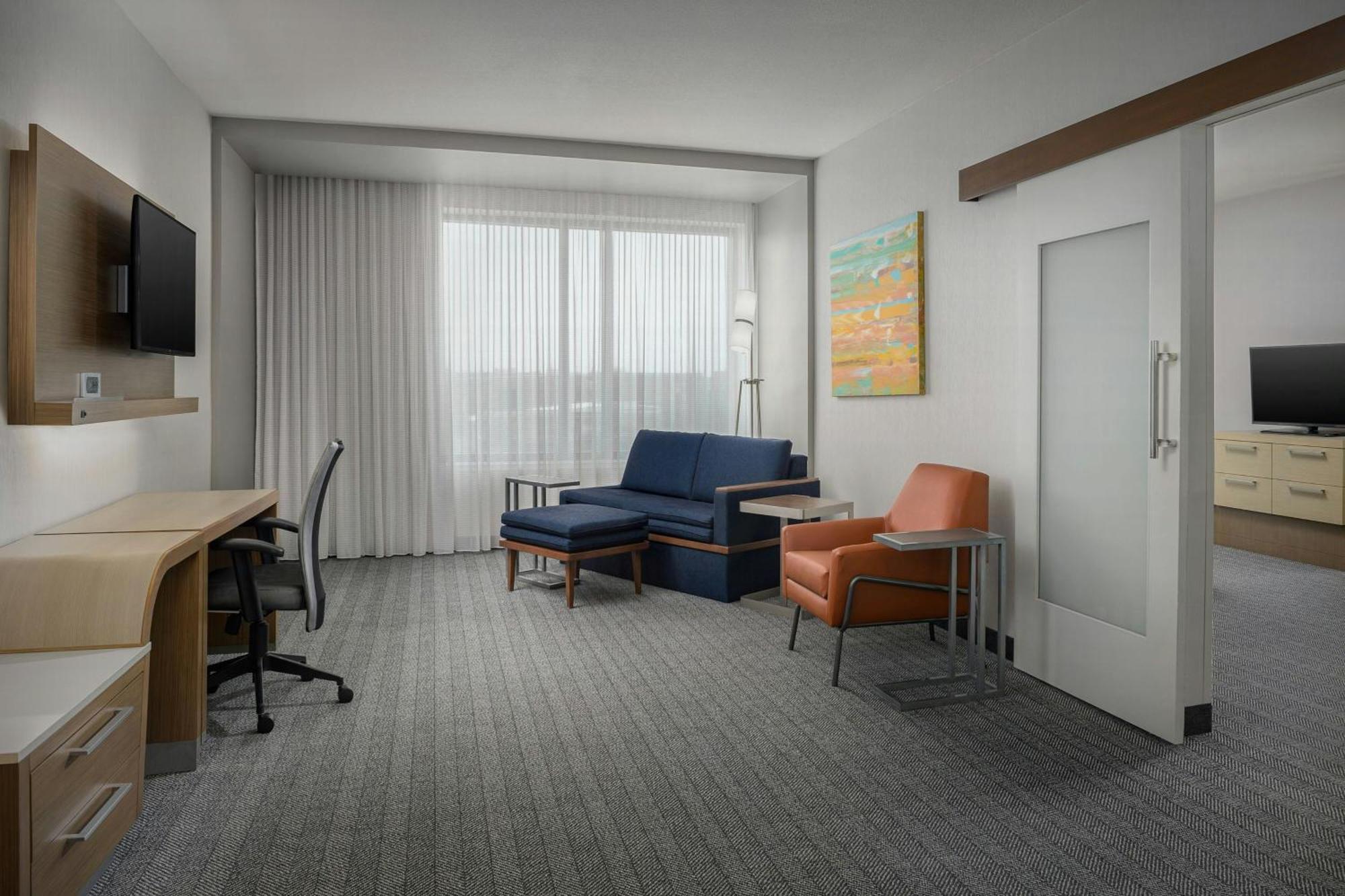 Courtyard By Marriott At Horizon Convention Center