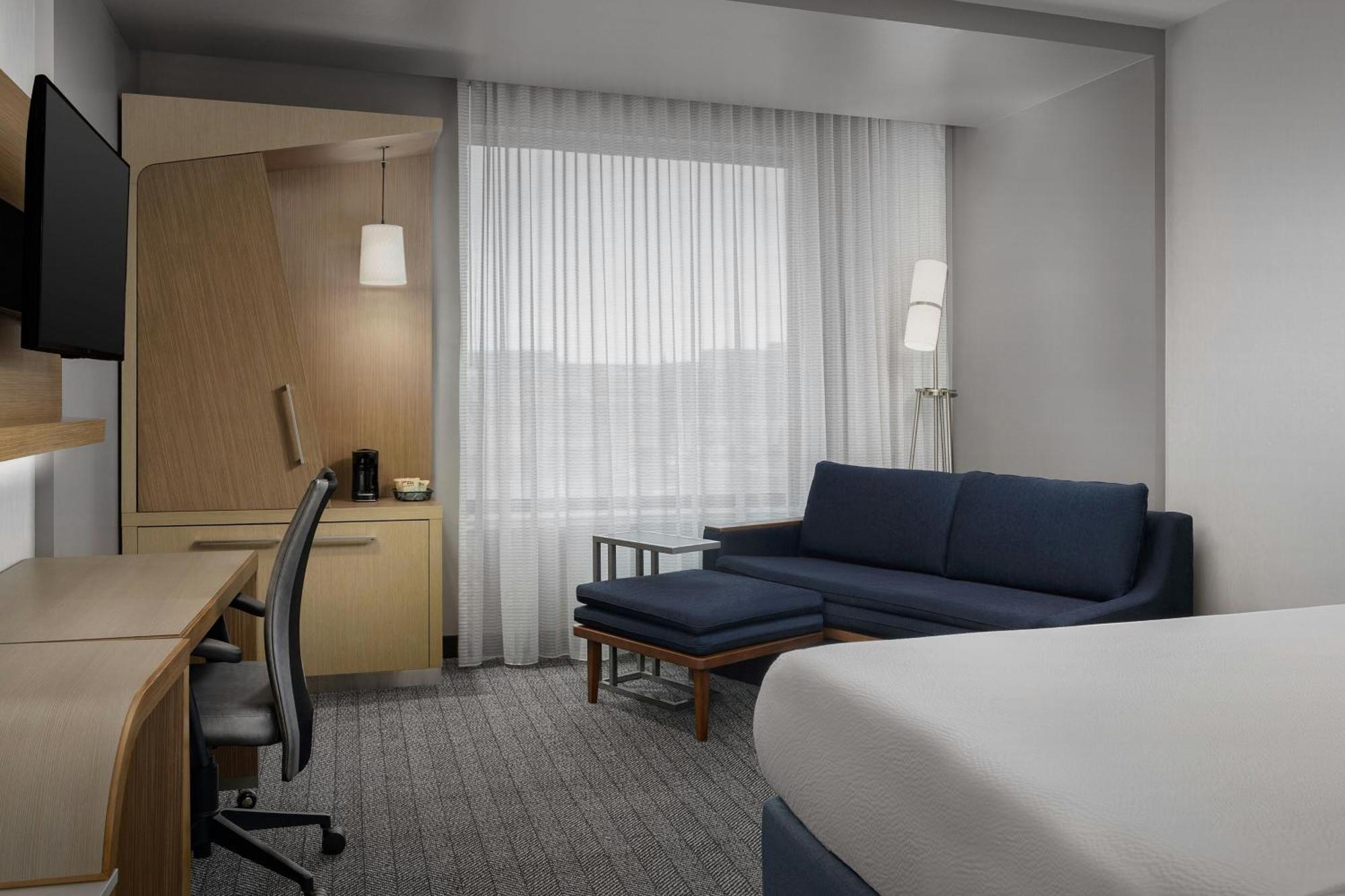 Courtyard By Marriott At Horizon Convention Center Hotel Muncie